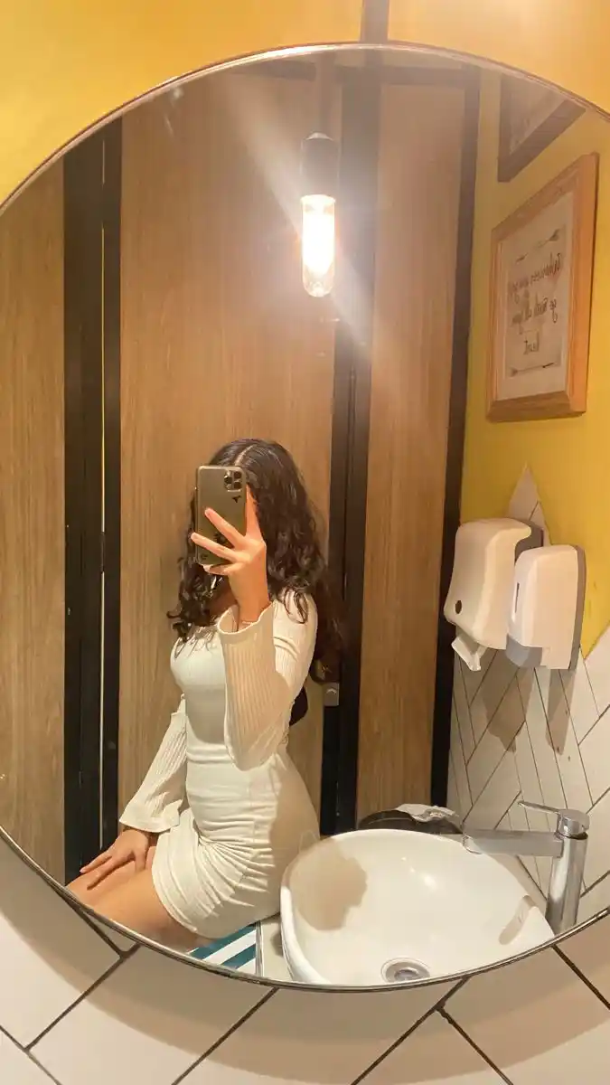 girls-hide-face-pic girls-hide-face-pic
