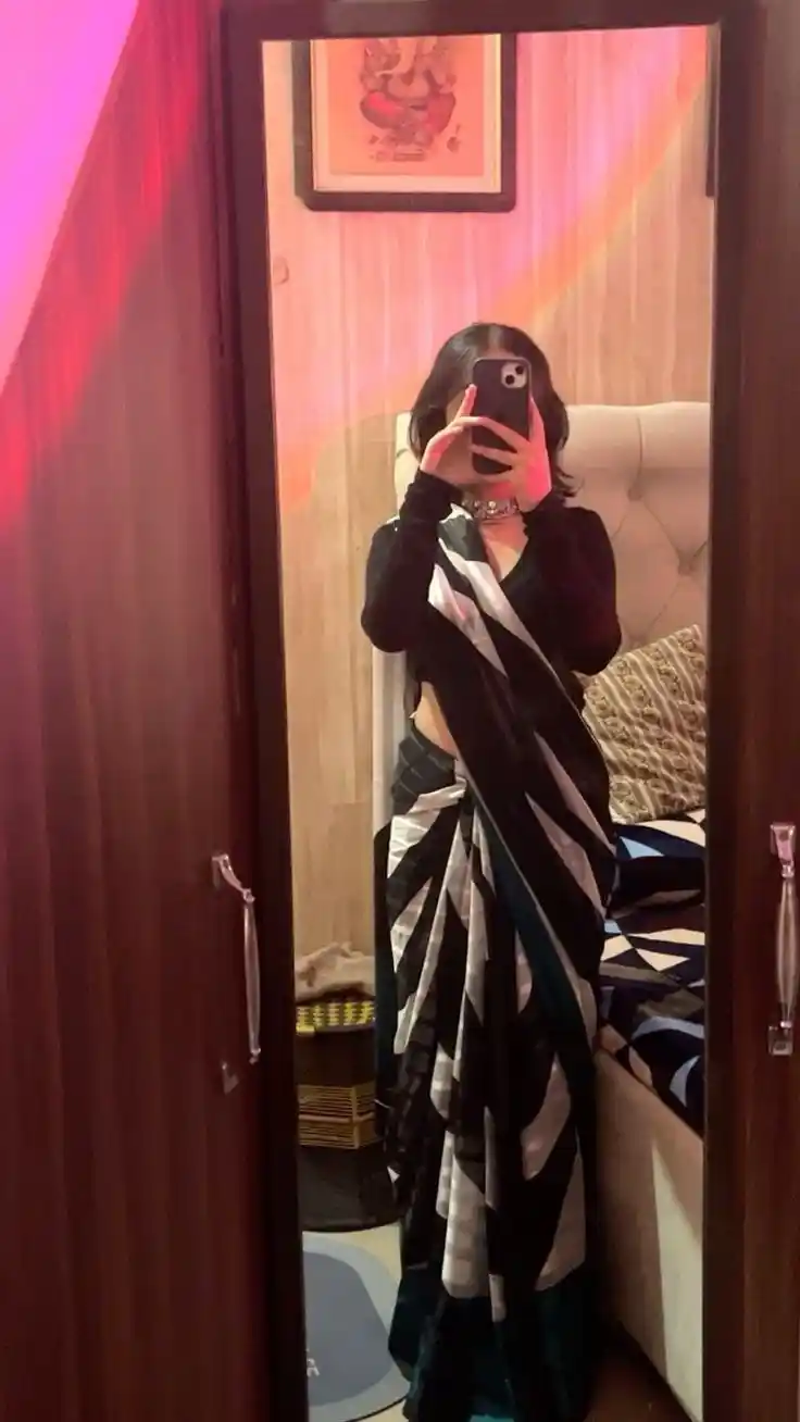 hijab-girl-hide-face-pic-dp hijab-girl-hide-face-pic-dp